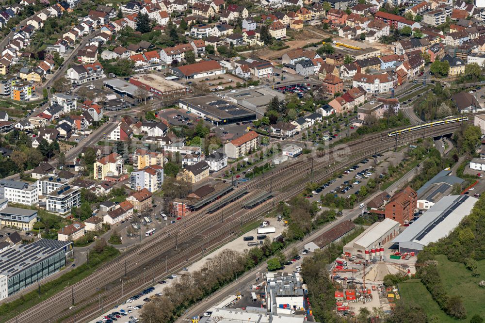 Luftaufnahme Bretten - Schienen- Gleis- und Oberleitungsstrang im Streckennetz der Deutschen Bahn in Bretten im Bundesland Baden-Württemberg, Deutschland