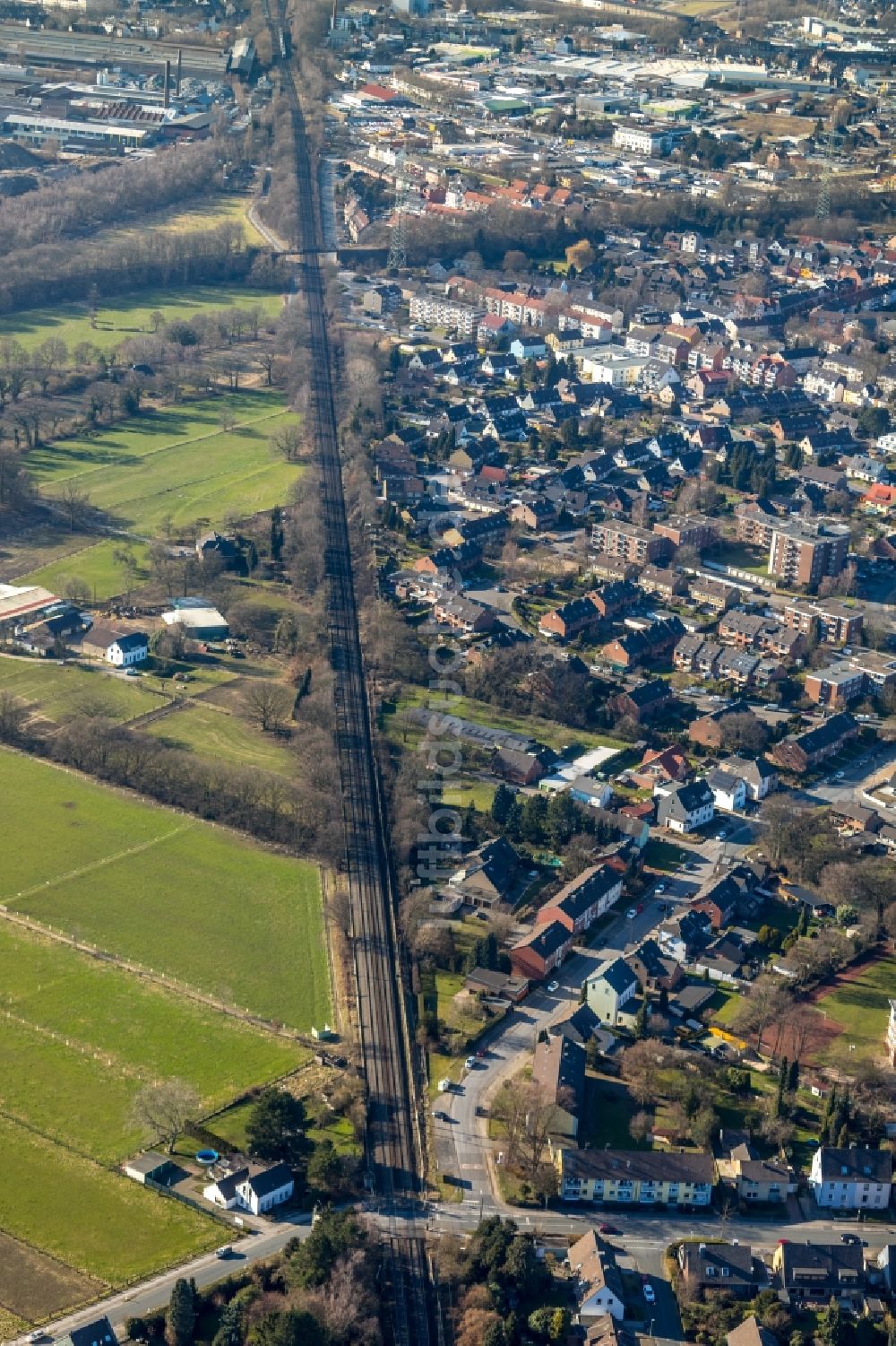 Dinslaken von oben - Schienen- Gleis- und Oberleitungsstrang im Streckennetz der Deutschen Bahn in Dinslaken im Bundesland Nordrhein-Westfalen, Deutschland