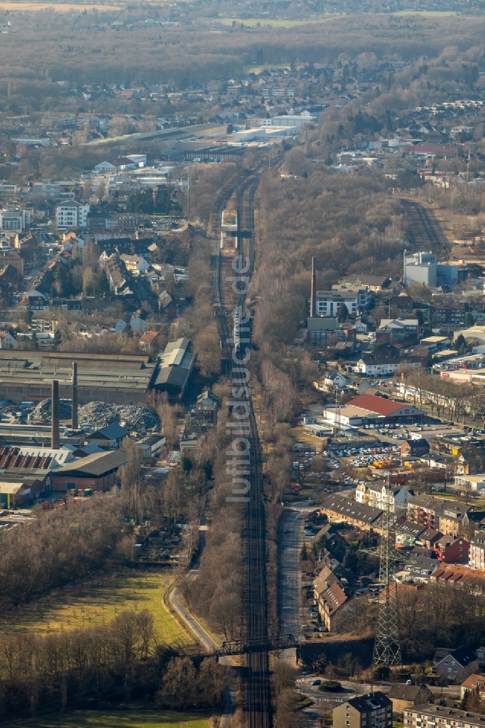 Dinslaken aus der Vogelperspektive: Schienen- Gleis- und Oberleitungsstrang im Streckennetz der Deutschen Bahn in Dinslaken im Bundesland Nordrhein-Westfalen, Deutschland