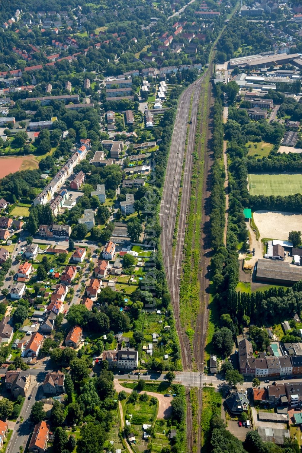 Gladbeck von oben - Schienen- Gleis- und Oberleitungsstrang im Streckennetz der Deutschen Bahn in Gladbeck im Bundesland Nordrhein-Westfalen