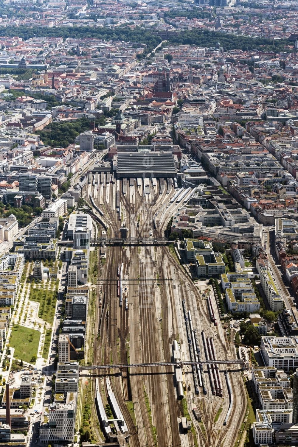 München aus der Vogelperspektive: Schienen- Gleis- und Oberleitungsstrang im Streckennetz der Deutschen Bahn am Hauptbahnhof München, in München im Bundesland Bayern, Deutschland