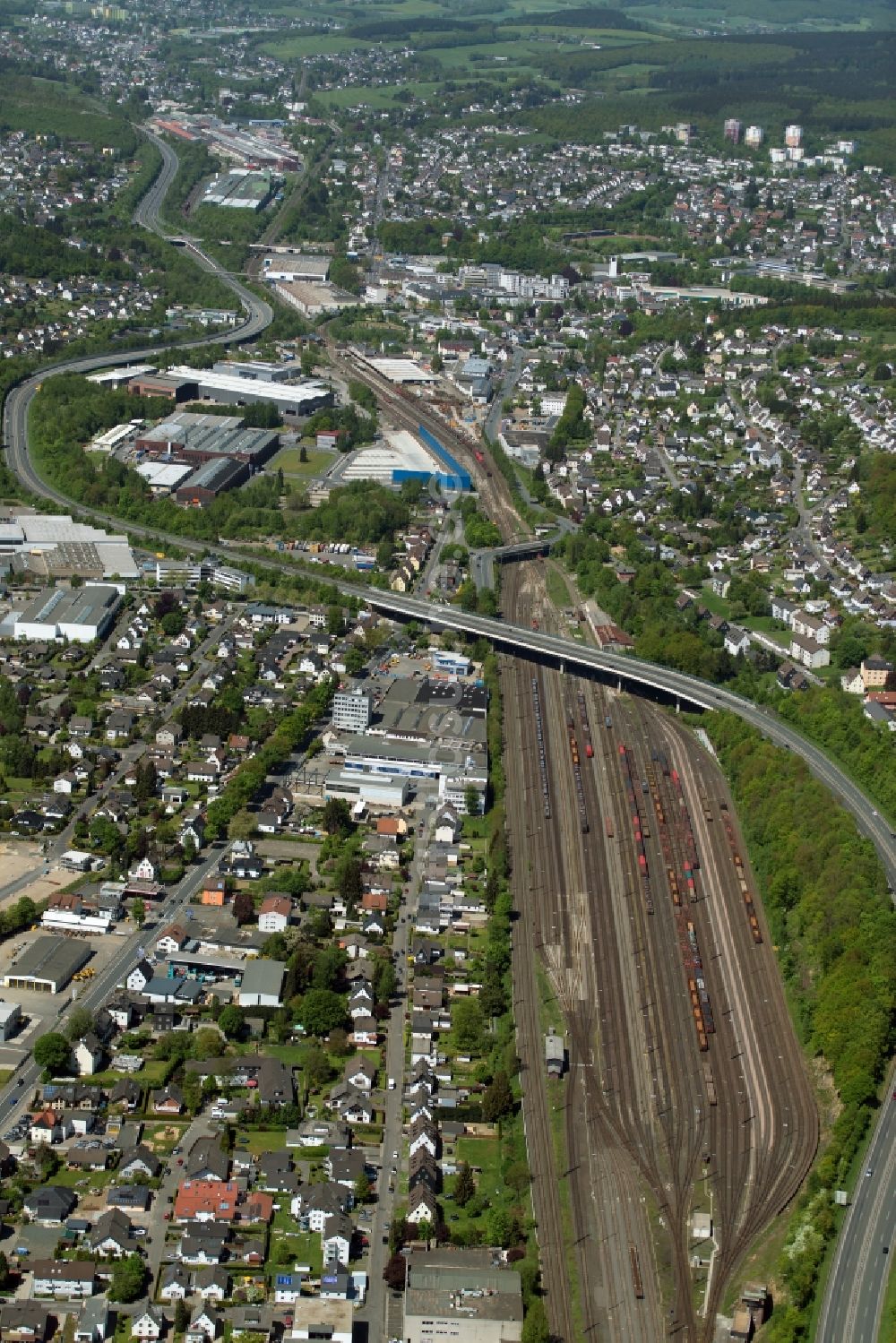 Kreuztal aus der Vogelperspektive: Schienen- Gleis- und Oberleitungsstrang im Streckennetz der Deutschen Bahn in Kreuztal im Bundesland Nordrhein-Westfalen, Deutschland