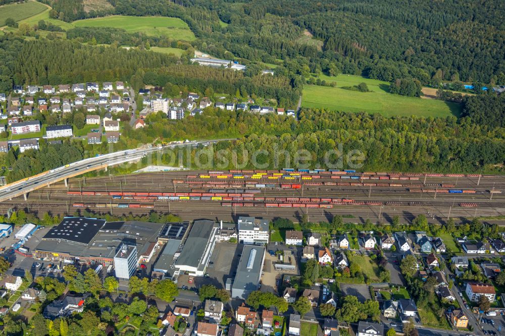 Luftaufnahme Kreuztal - Schienen- Gleis- und Oberleitungsstrang im Streckennetz der Deutschen Bahn in Kreuztal im Bundesland Nordrhein-Westfalen, Deutschland