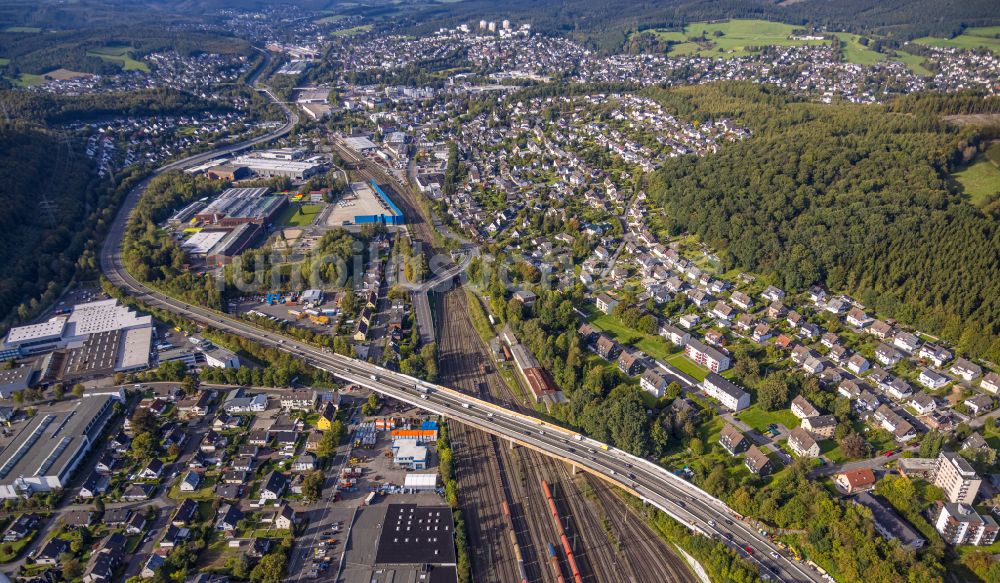 Luftaufnahme Kreuztal - Schienen- Gleis- und Oberleitungsstrang im Streckennetz der Deutschen Bahn in Kreuztal im Bundesland Nordrhein-Westfalen, Deutschland