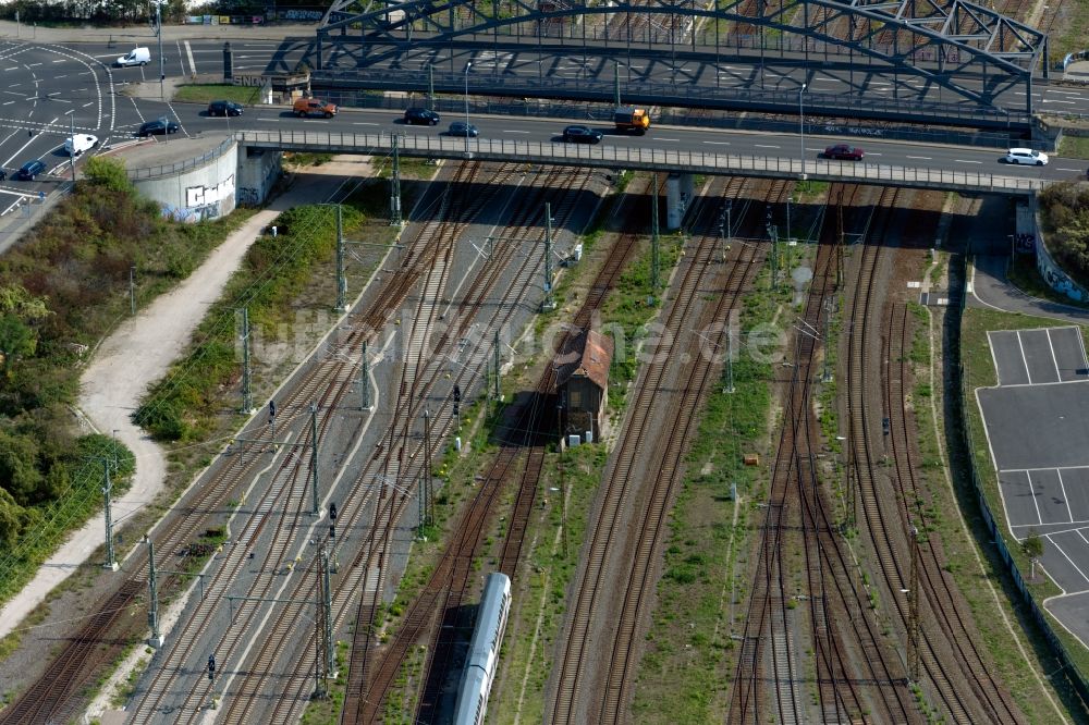 Leipzig aus der Vogelperspektive: Schienen- Gleis- und Oberleitungsstrang im Streckennetz der Deutschen Bahn in Leipzig im Bundesland Sachsen, Deutschland