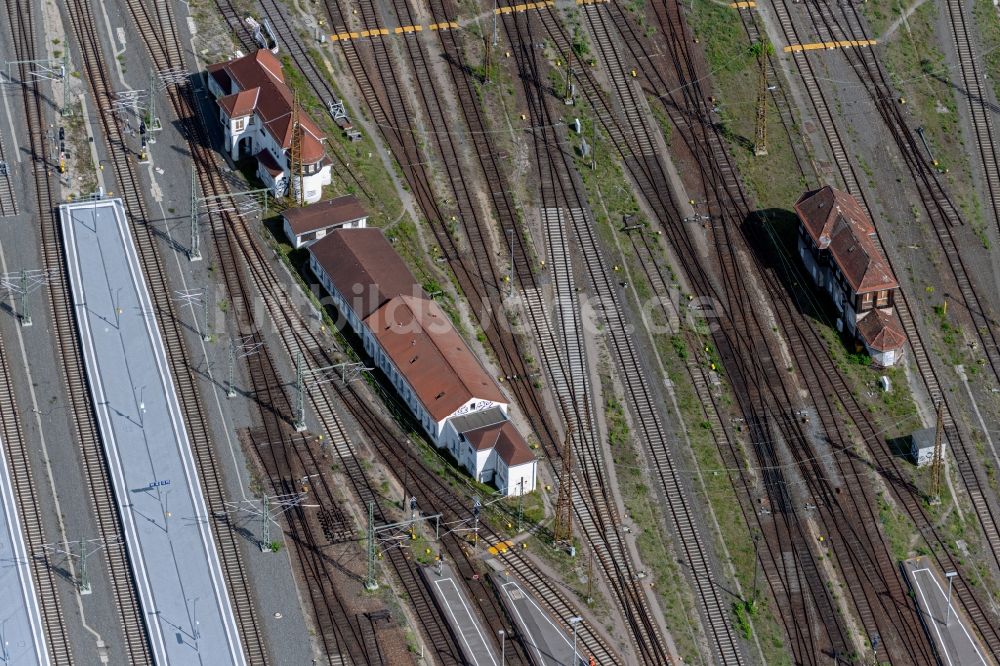 Leipzig von oben - Schienen- Gleis- und Oberleitungsstrang im Streckennetz der Deutschen Bahn in Leipzig im Bundesland Sachsen, Deutschland