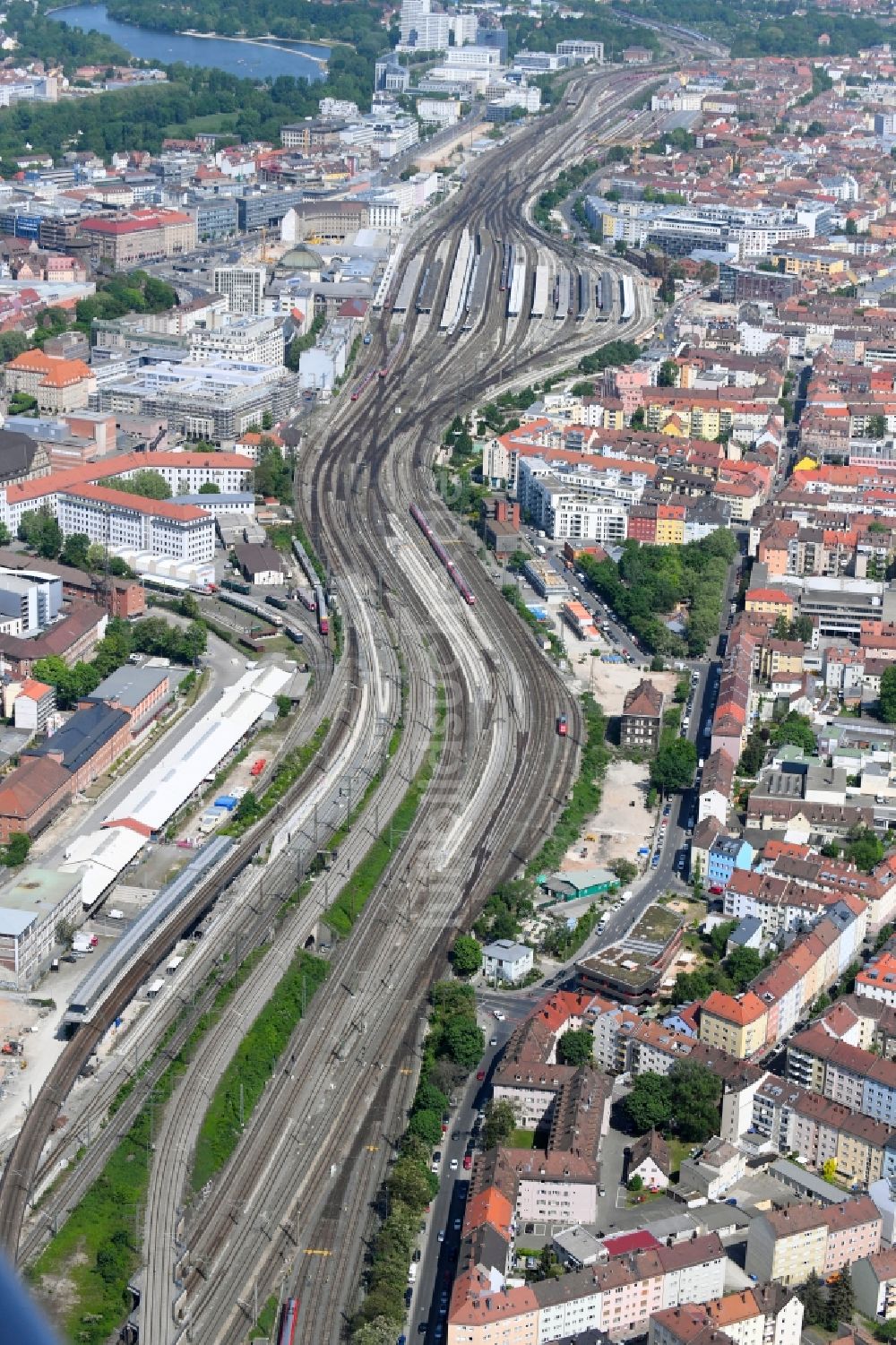 Nürnberg aus der Vogelperspektive: Schienen- Gleis- und Oberleitungsstrang im Streckennetz der Deutschen Bahn im Ortsteil Mitte in Nürnberg im Bundesland Bayern, Deutschland