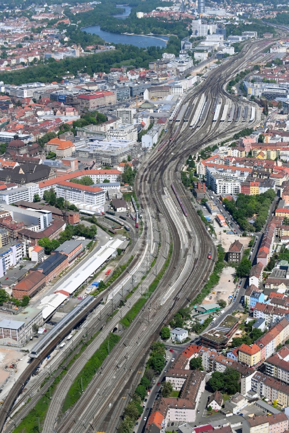 Luftbild Nürnberg - Schienen- Gleis- und Oberleitungsstrang im Streckennetz der Deutschen Bahn im Ortsteil Mitte in Nürnberg im Bundesland Bayern, Deutschland