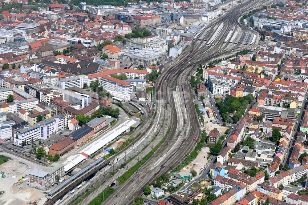 Luftaufnahme Nürnberg - Schienen- Gleis- und Oberleitungsstrang im Streckennetz der Deutschen Bahn im Ortsteil Mitte in Nürnberg im Bundesland Bayern, Deutschland