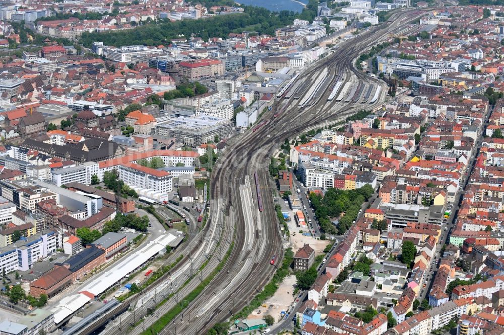 Nürnberg von oben - Schienen- Gleis- und Oberleitungsstrang im Streckennetz der Deutschen Bahn im Ortsteil Mitte in Nürnberg im Bundesland Bayern, Deutschland