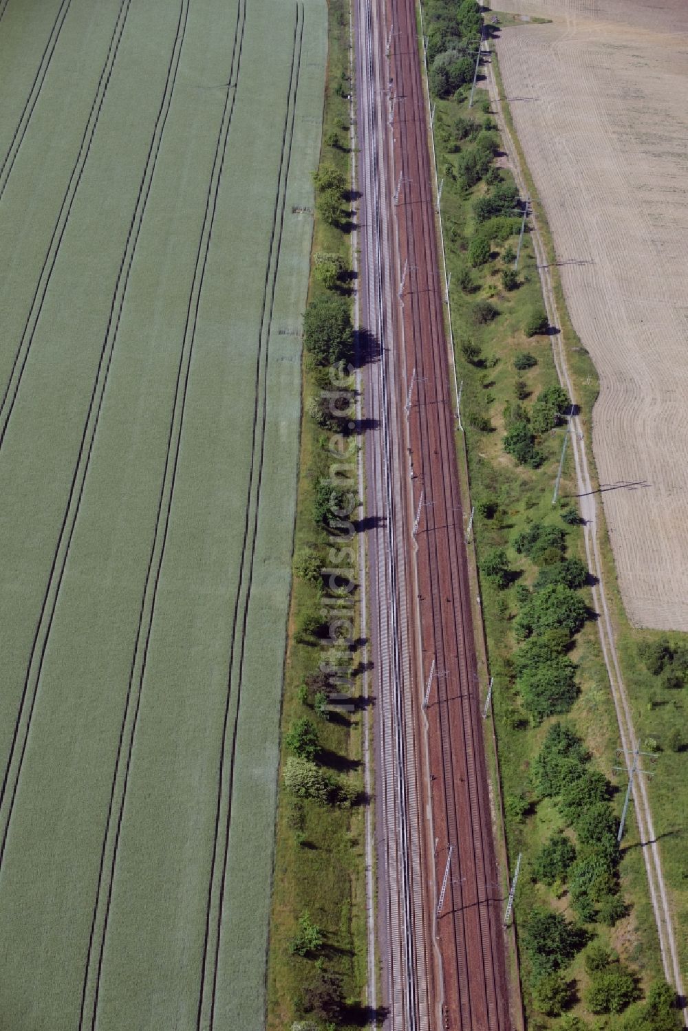 Schönefeld aus der Vogelperspektive: Schienen- Gleis- und Oberleitungsstrang im Streckennetz der Deutschen Bahn in Schönefeld im Bundesland Brandenburg, Deutschland