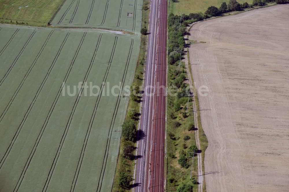 Luftbild Schönefeld - Schienen- Gleis- und Oberleitungsstrang im Streckennetz der Deutschen Bahn in Schönefeld im Bundesland Brandenburg, Deutschland