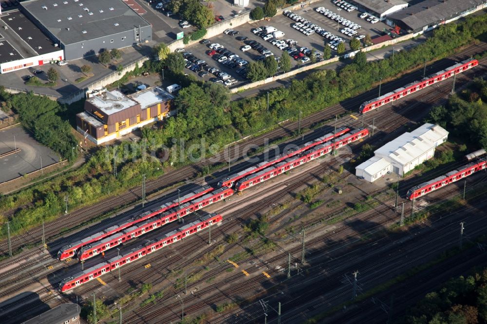 Wiesbaden aus der Vogelperspektive: Schienen- und Gleisanlagen der Deutschen Bahn mit abgestellten Zügen im Bahnhof in Wiesbaden im Bundesland Hessen