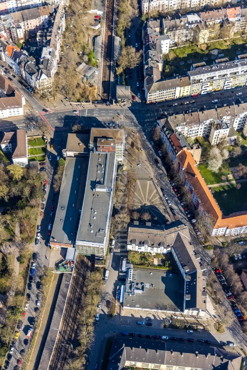 Luftbild Dortmund - Schienen- und Gleisverlauf unter Bürohaus im Ortsteil Westpark in Dortmund im Bundesland Nordrhein-Westfalen, Deutschland