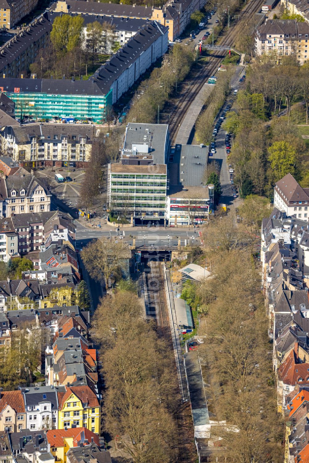 Luftbild Dortmund - Schienen- und Gleisverlauf unter Bürohaus im Ortsteil Westpark in Dortmund im Bundesland Nordrhein-Westfalen, Deutschland