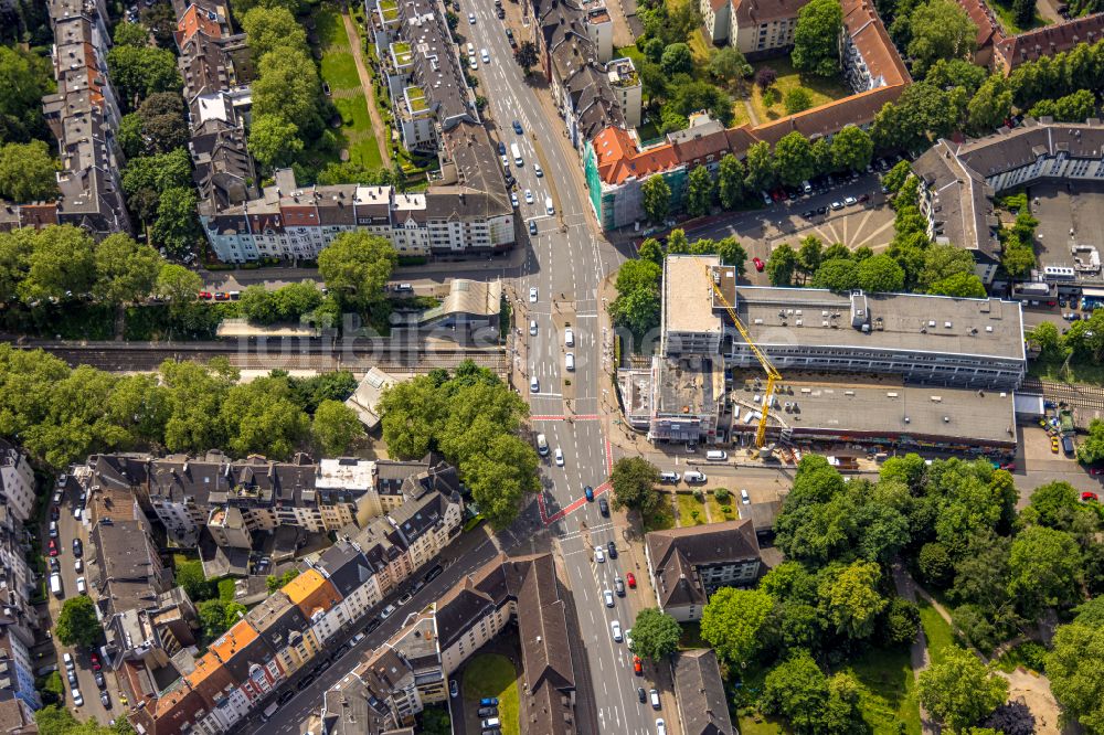 Dortmund von oben - Schienen- und Gleisverlauf unter Bürohaus im Ortsteil Westpark in Dortmund im Bundesland Nordrhein-Westfalen, Deutschland