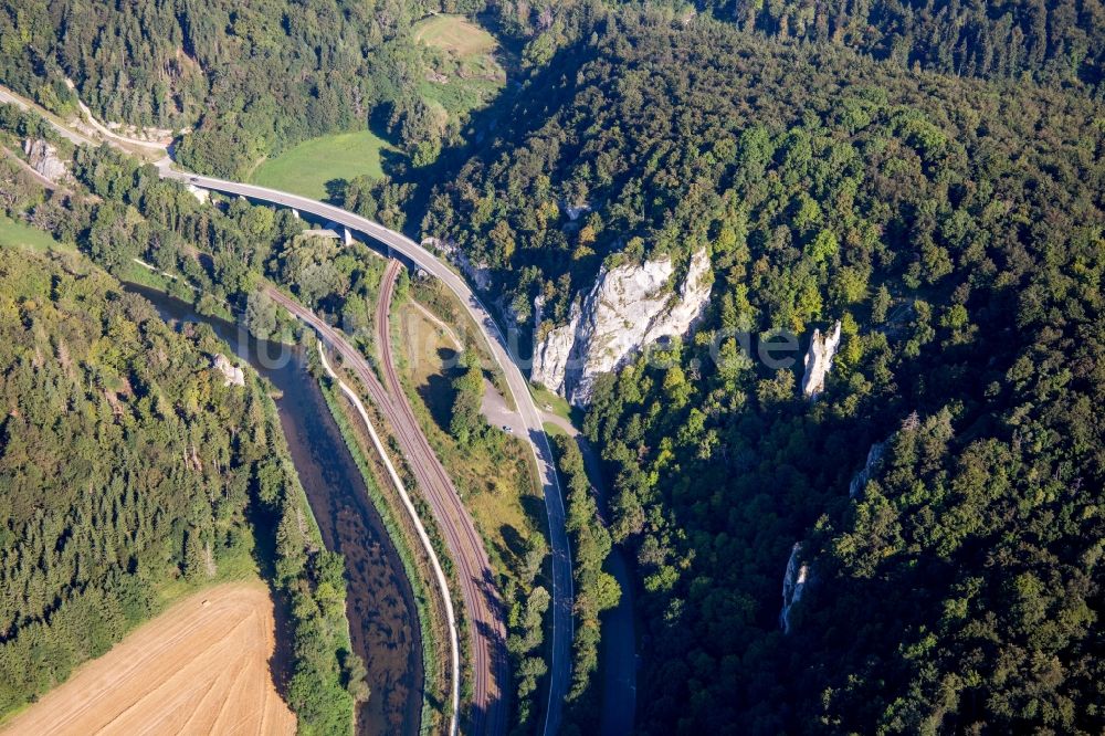 Luftbild Sigmaringen - Schienen- und Straßenführung im Brückenbauwerk zur Uferquerung der Donau am in Sigmaringen im Bundesland Baden-Württemberg, Deutschland