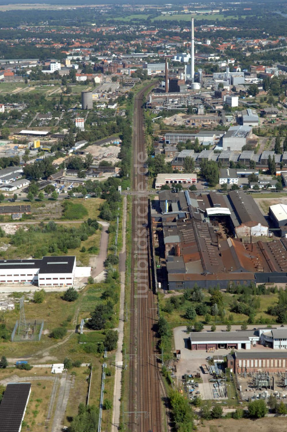 Dessau von oben - Schienentrasse der Deutschen Bahn in Nord / Süd- Richtung von Dessau nach Wolfen