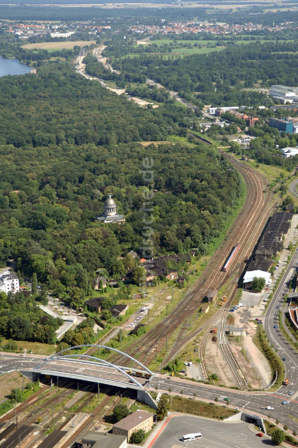 Dessau aus der Vogelperspektive: Schienentrasse der Deutschen Bahn in Nord / Süd- Richtung von Dessau nach Wolfen