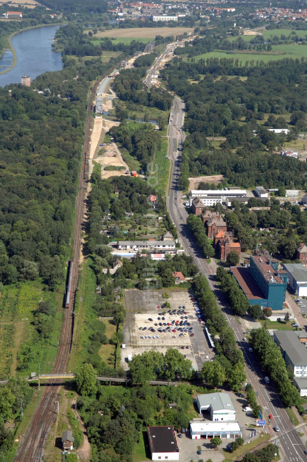 Luftaufnahme Dessau - Schienentrasse der Deutschen Bahn in Nord / Süd- Richtung von Dessau nach Wolfen