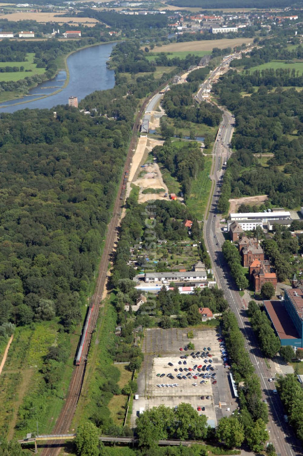 Dessau von oben - Schienentrasse der Deutschen Bahn in Nord / Süd- Richtung von Dessau nach Wolfen