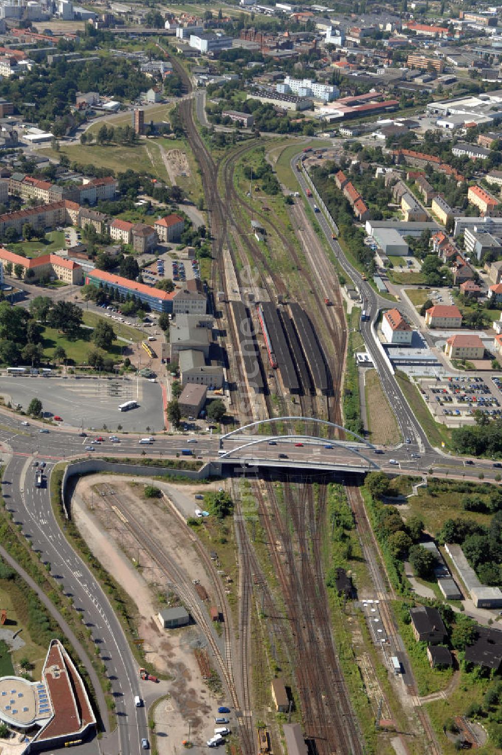 Dessau aus der Vogelperspektive: Schienentrasse der Deutschen Bahn in Nord / Süd- Richtung von Dessau nach Wolfen