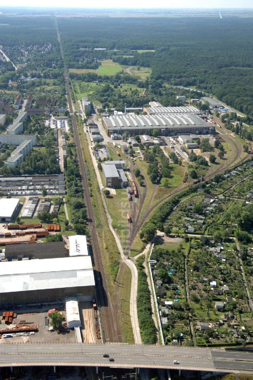 Dessau von oben - Schienentrasse der Deutschen Bahn in Nord / Süd- Richtung von Dessau nach Wolfen