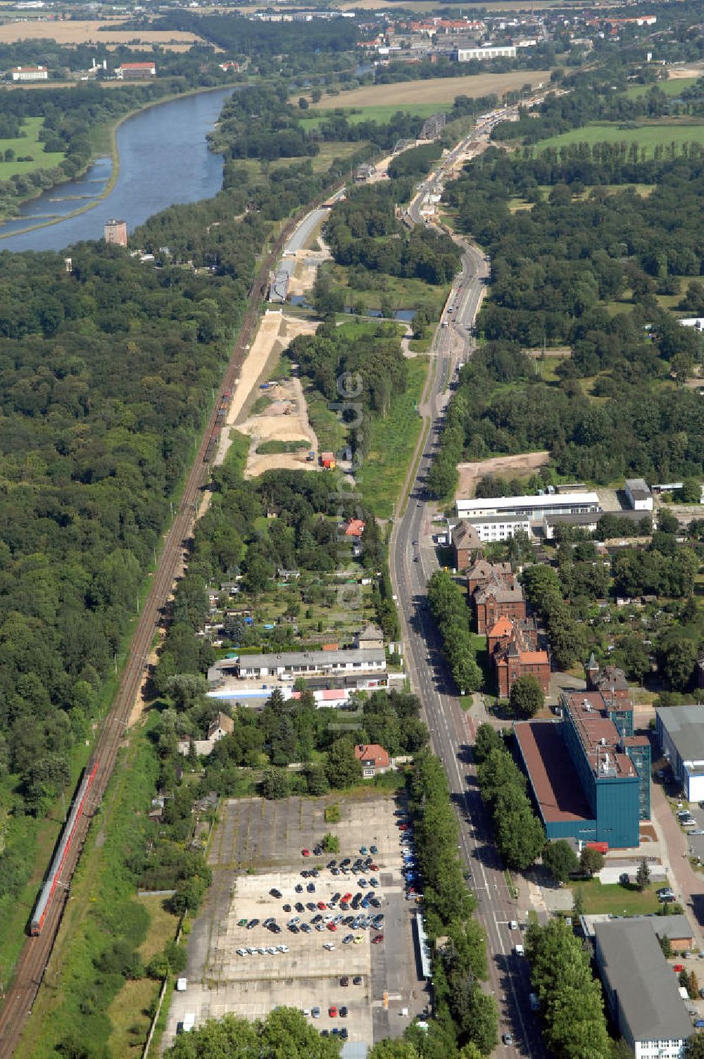 Luftaufnahme Dessau - Schienentrasse der Deutschen Bahn in Nord / Süd- Richtung von Dessau nach Wolfen