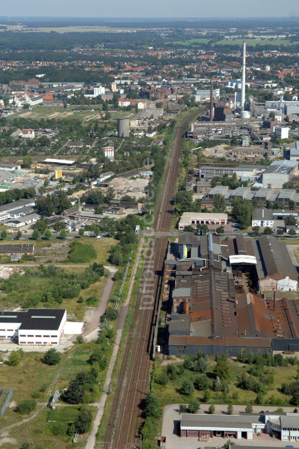 Dessau aus der Vogelperspektive: Schienentrasse der Deutschen Bahn in Nord / Süd- Richtung von Dessau nach Wolfen