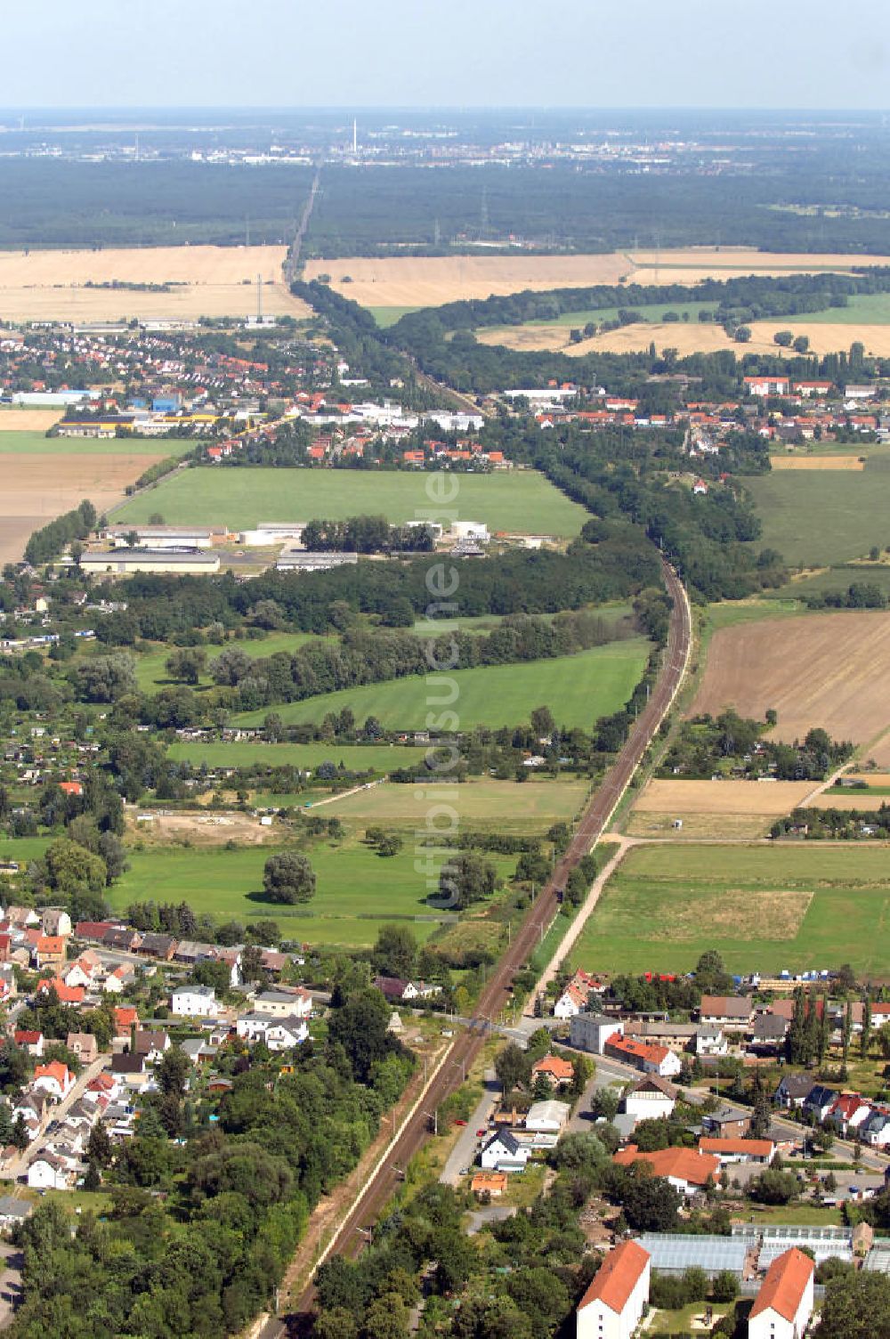 Luftaufnahme Wolfen - Schienentrasse der Deutschen Bahn in Nord / Süd- Richtung von Dessau nach Wolfen-Bitterfeld