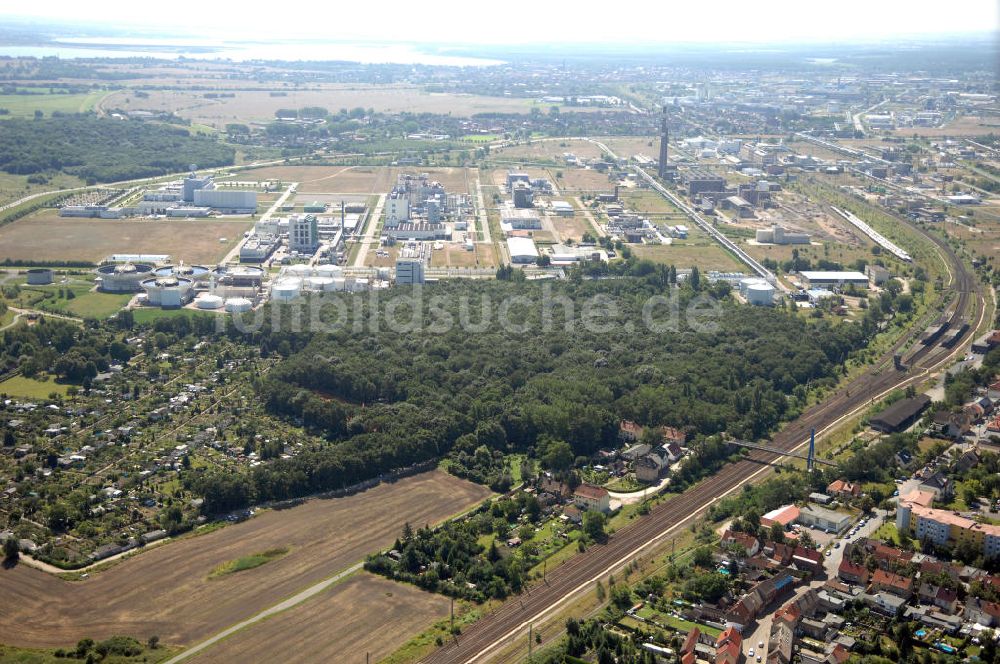 Wolfen von oben - Schienentrasse der Deutschen Bahn in Nord / Süd- Richtung von Dessau nach Wolfen-Bitterfeld