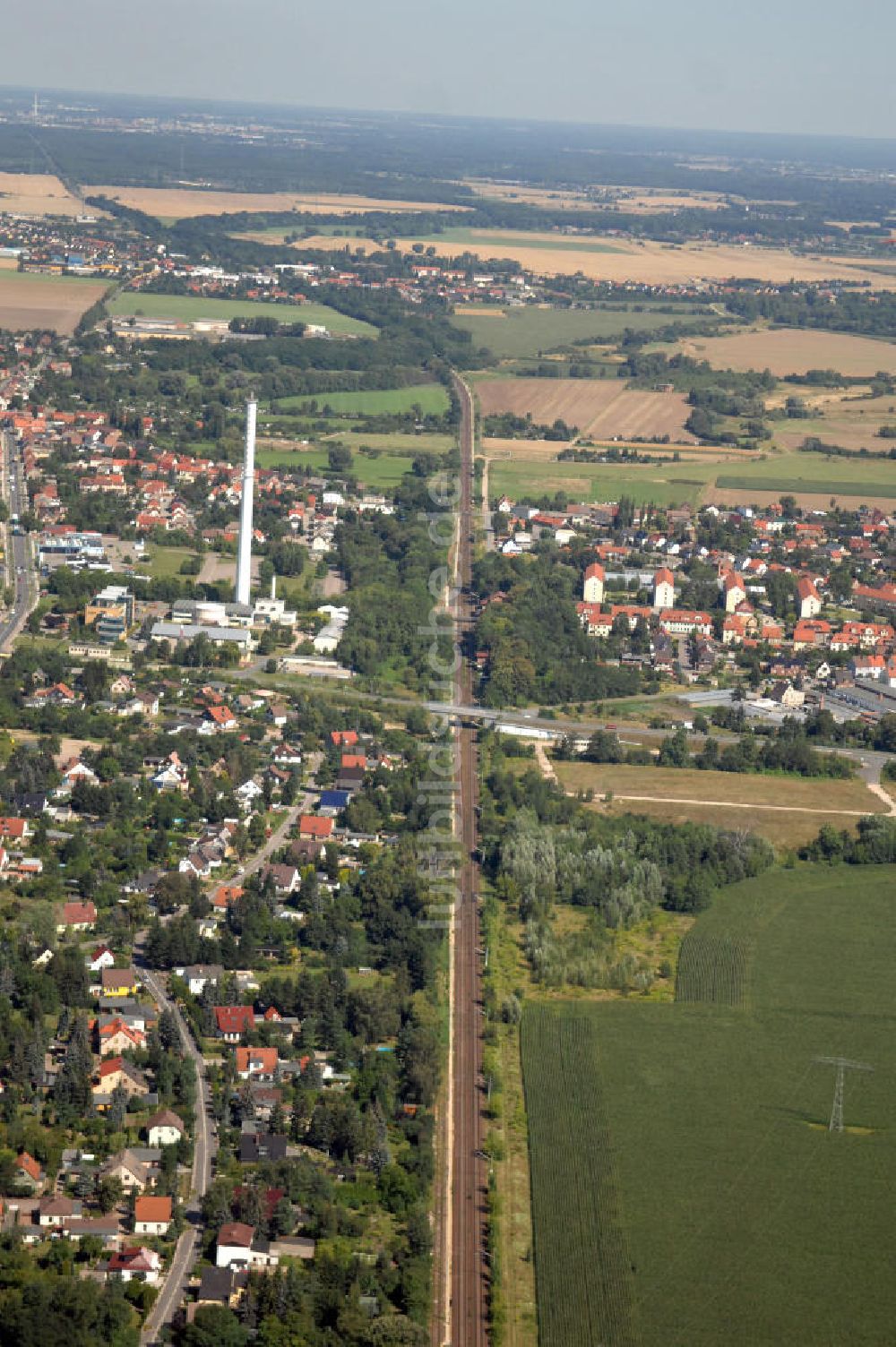 Wolfen aus der Vogelperspektive: Schienentrasse der Deutschen Bahn in Nord / Süd- Richtung von Dessau nach Wolfen-Bitterfeld