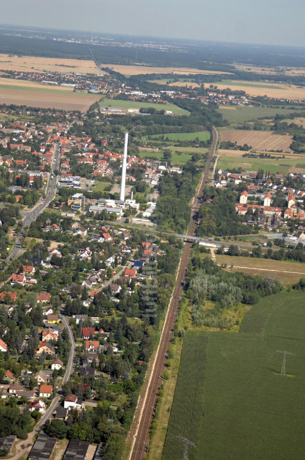 Luftbild Wolfen - Schienentrasse der Deutschen Bahn in Nord / Süd- Richtung von Dessau nach Wolfen-Bitterfeld