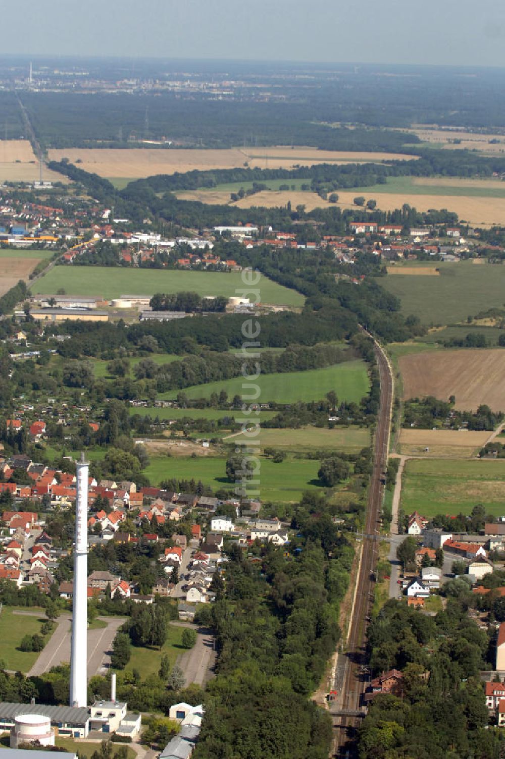 Luftaufnahme Wolfen - Schienentrasse der Deutschen Bahn in Nord / Süd- Richtung von Dessau nach Wolfen-Bitterfeld