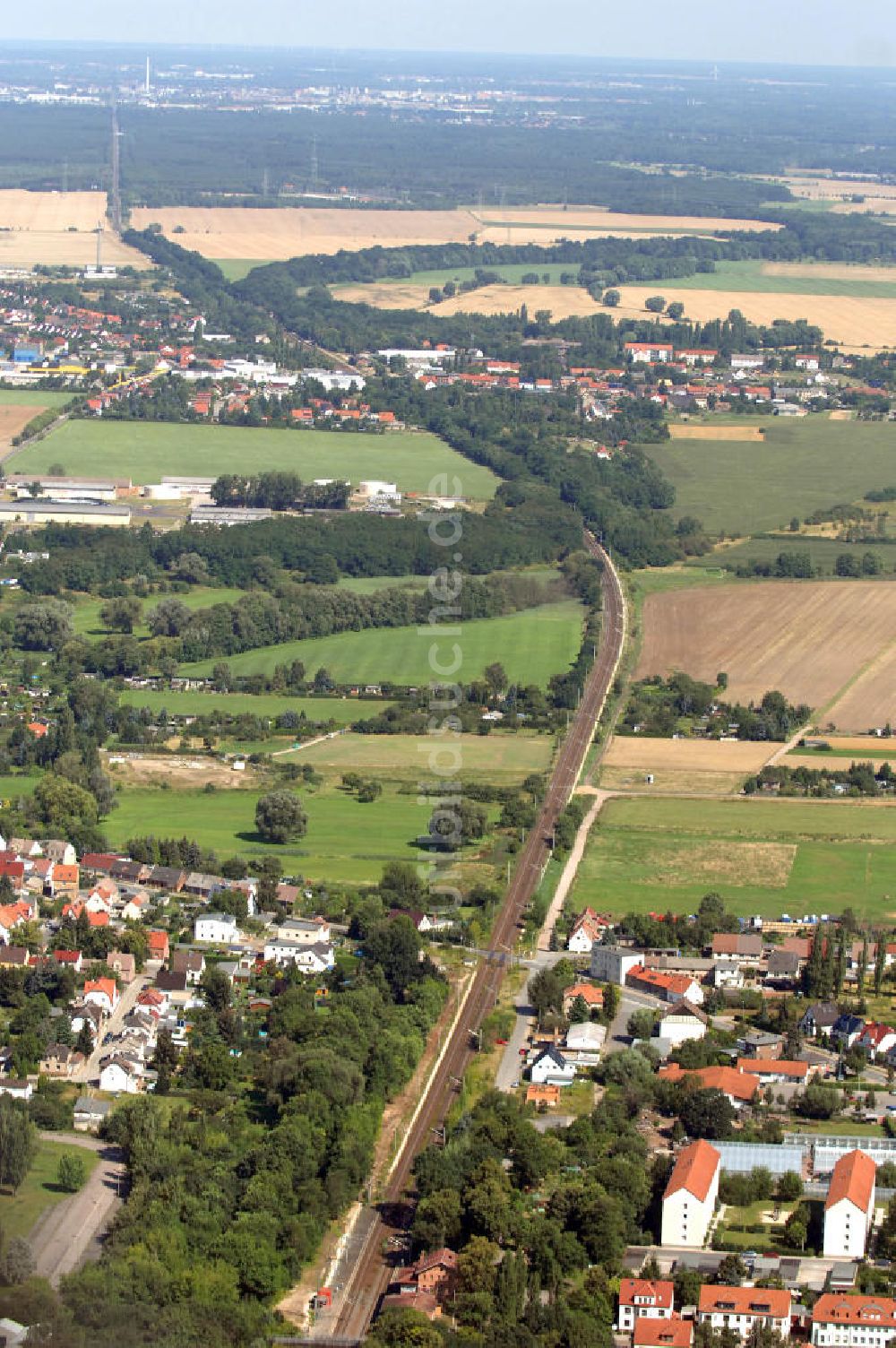 Wolfen von oben - Schienentrasse der Deutschen Bahn in Nord / Süd- Richtung von Dessau nach Wolfen-Bitterfeld