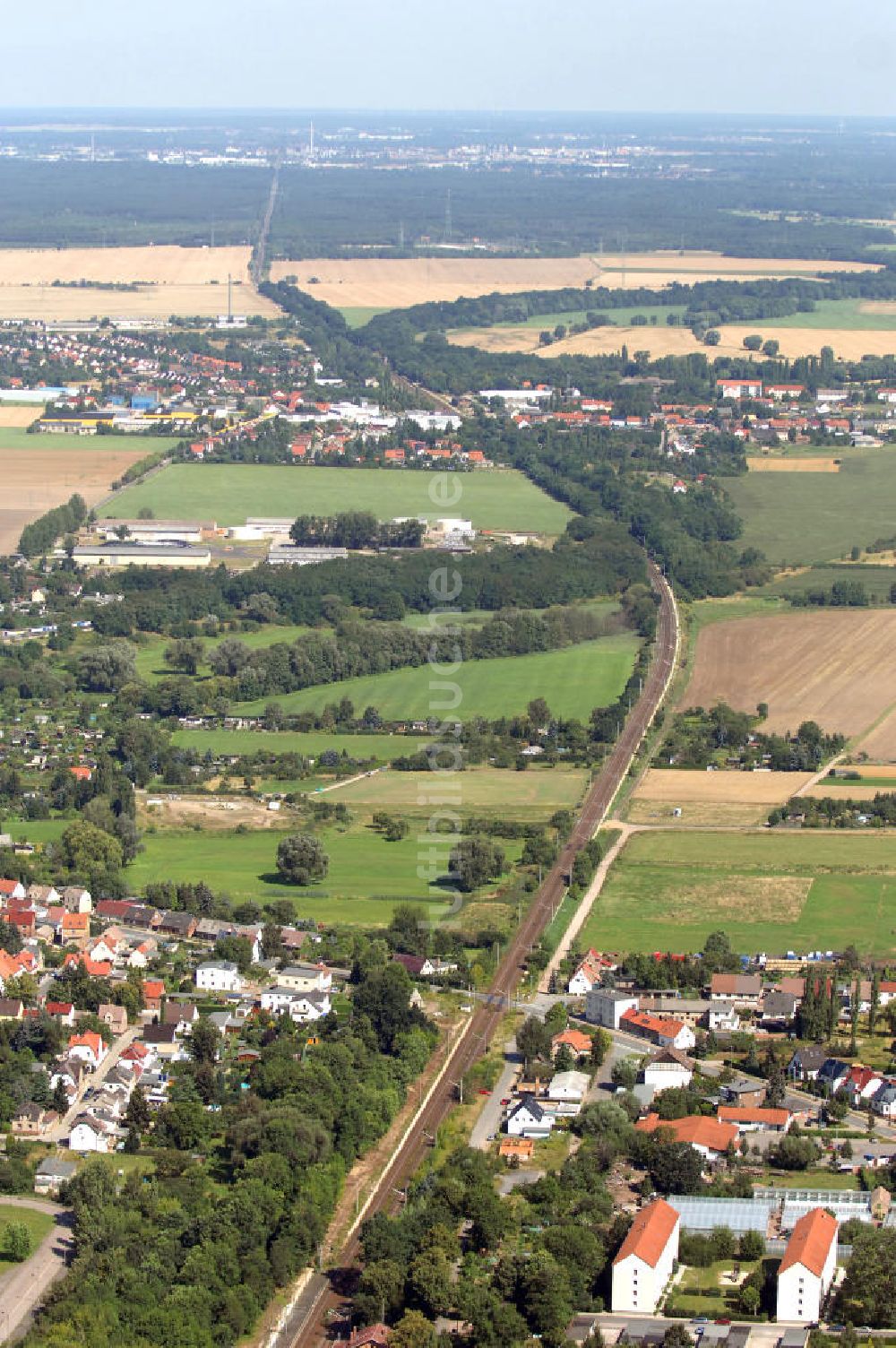 Wolfen aus der Vogelperspektive: Schienentrasse der Deutschen Bahn in Nord / Süd- Richtung von Dessau nach Wolfen-Bitterfeld