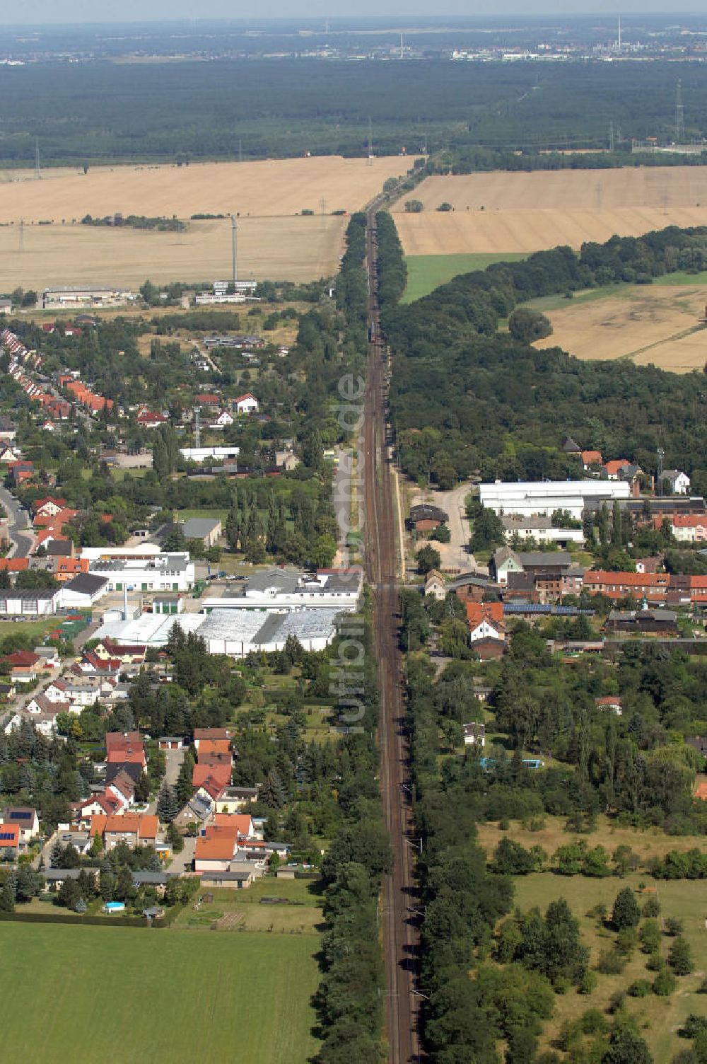 Luftaufnahme Wolfen - Schienentrasse der Deutschen Bahn in Nord / Süd- Richtung von Dessau nach Wolfen-Bitterfeld