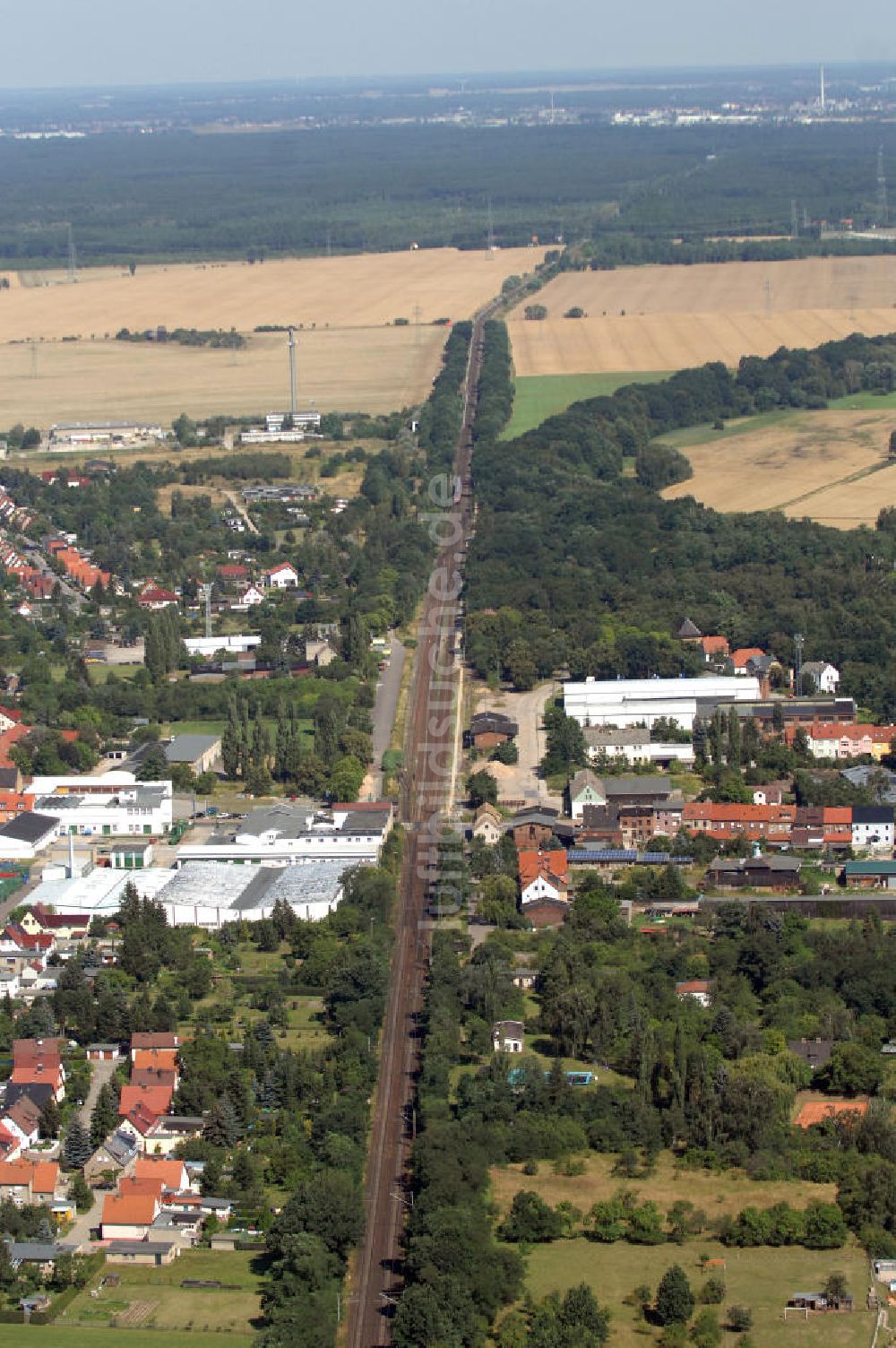 Wolfen von oben - Schienentrasse der Deutschen Bahn in Nord / Süd- Richtung von Dessau nach Wolfen-Bitterfeld