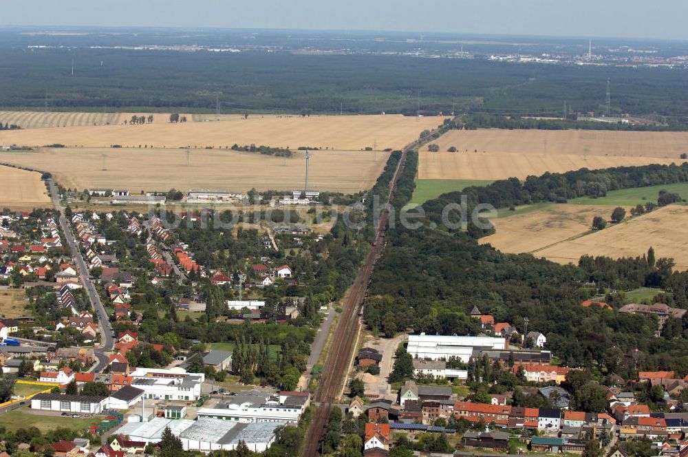 Wolfen aus der Vogelperspektive: Schienentrasse der Deutschen Bahn in Nord / Süd- Richtung von Dessau nach Wolfen-Bitterfeld