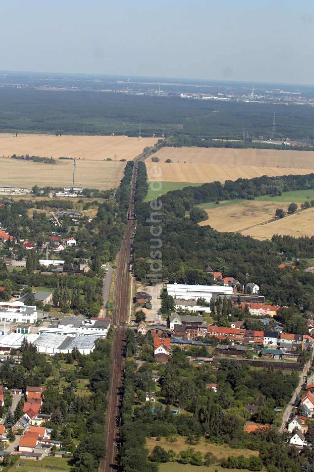 Luftaufnahme Wolfen - Schienentrasse der Deutschen Bahn in Nord / Süd- Richtung von Dessau nach Wolfen-Bitterfeld