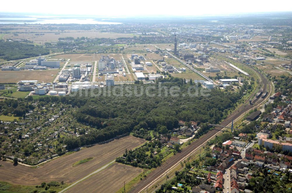 Wolfen aus der Vogelperspektive: Schienentrasse der Deutschen Bahn in Nord / Süd- Richtung von Dessau nach Wolfen-Bitterfeld