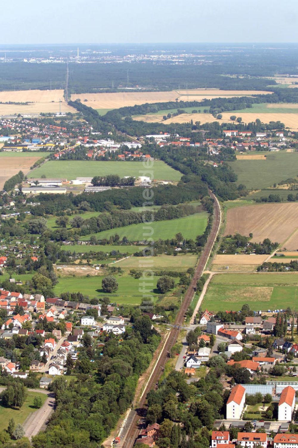 Luftbild Wolfen - Schienentrasse der Deutschen Bahn in Nord / Süd- Richtung von Dessau nach Wolfen-Bitterfeld