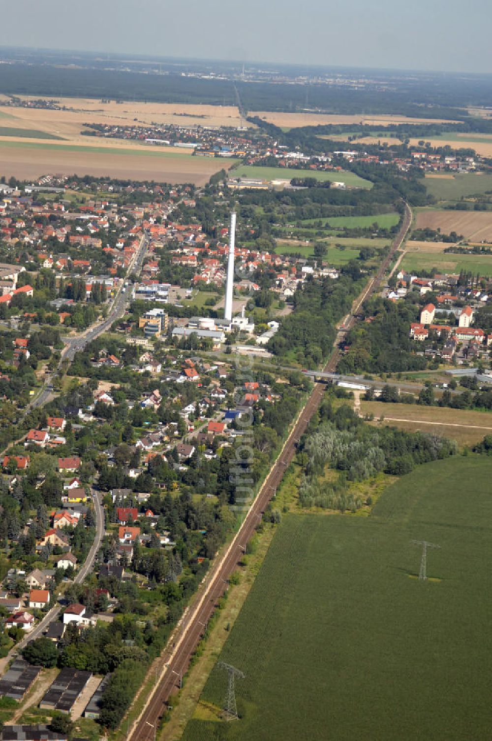 Luftaufnahme Wolfen - Schienentrasse der Deutschen Bahn in Nord / Süd- Richtung von Dessau nach Wolfen-Bitterfeld