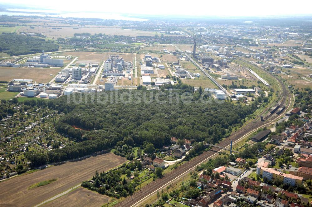 Wolfen von oben - Schienentrasse der Deutschen Bahn in Nord / Süd- Richtung von Dessau nach Wolfen-Bitterfeld