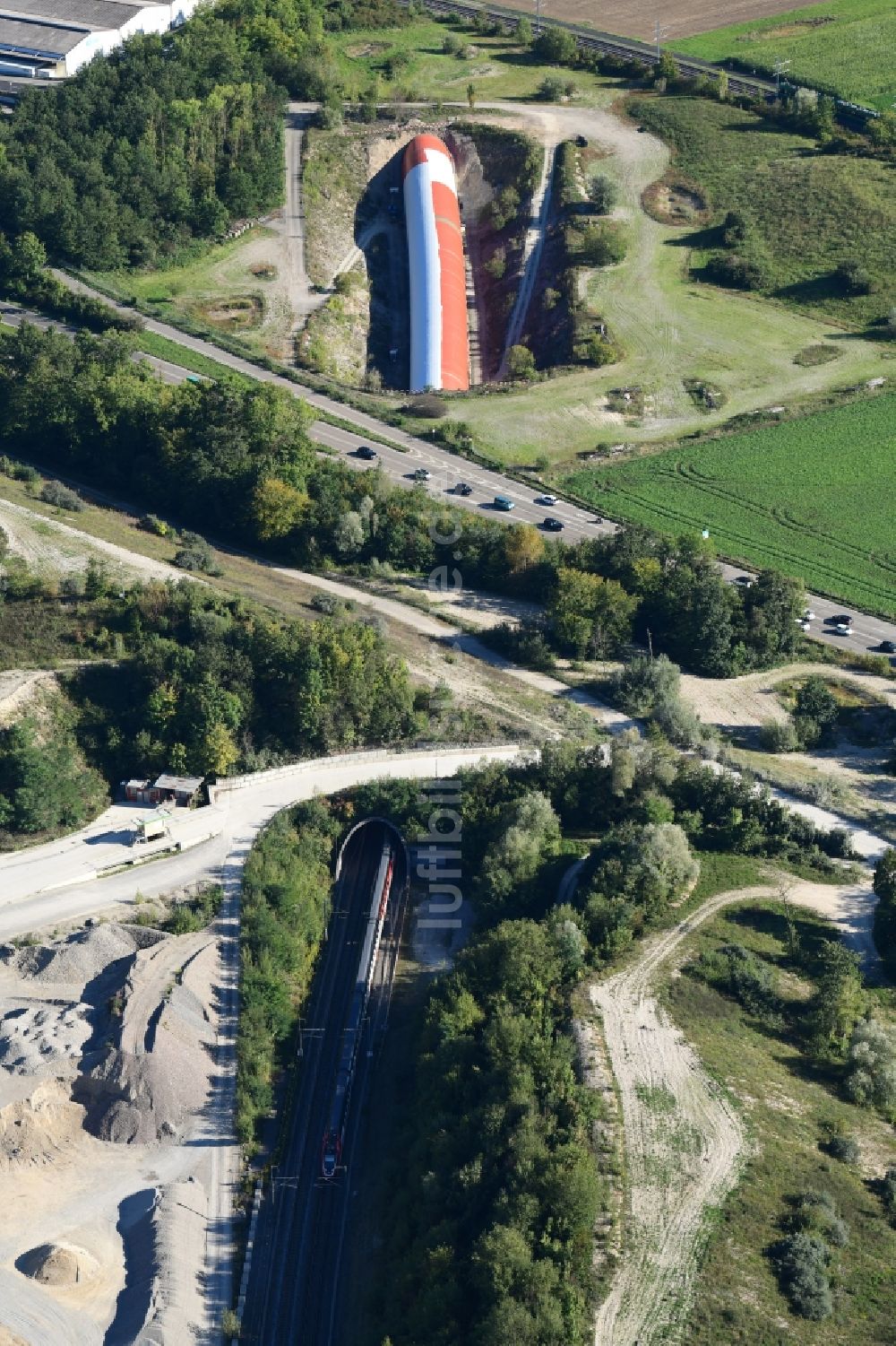 Muttenz aus der Vogelperspektive: Schienentunnel Adlertunnel Nordportal der Schweizer Bundesbahn SBB in Muttenz im Kanton Basel-Landschaft, Schweiz