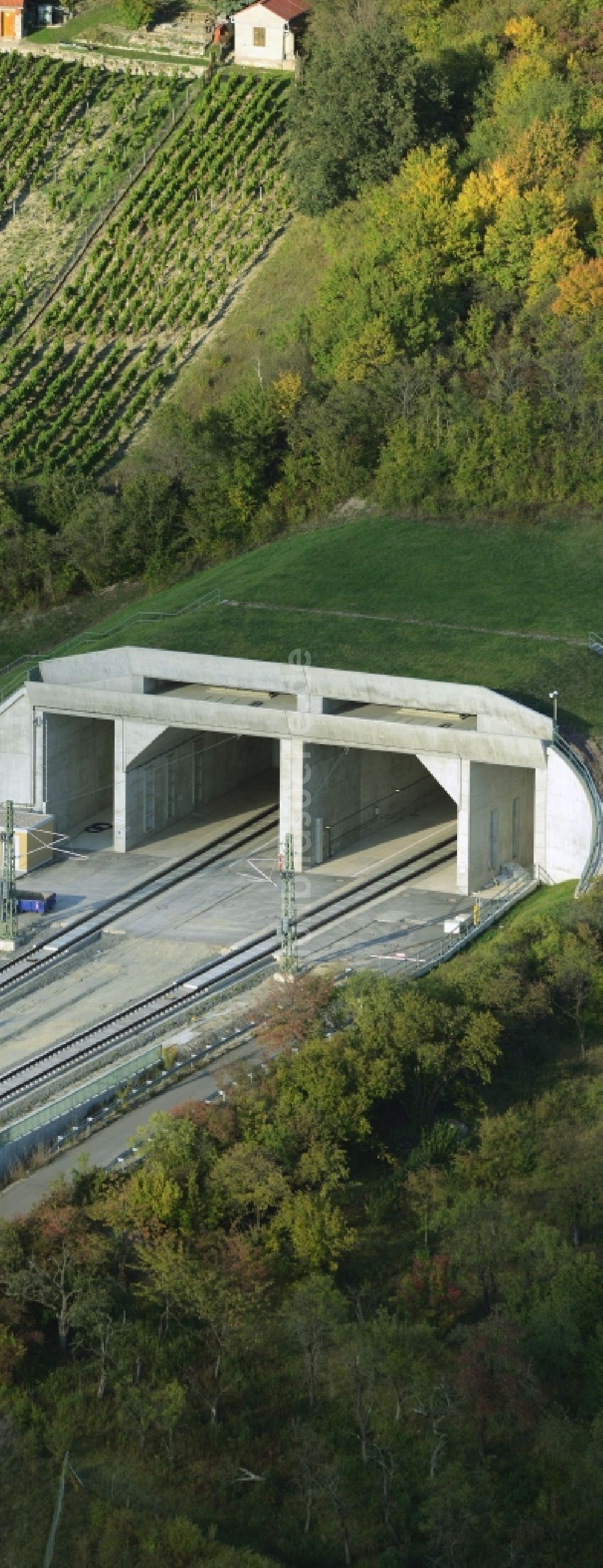 Karsdorf aus der Vogelperspektive: Schienentunnel - Viadukt der Deutschen Bahn in Karsdorf im Bundesland Sachsen-Anhalt