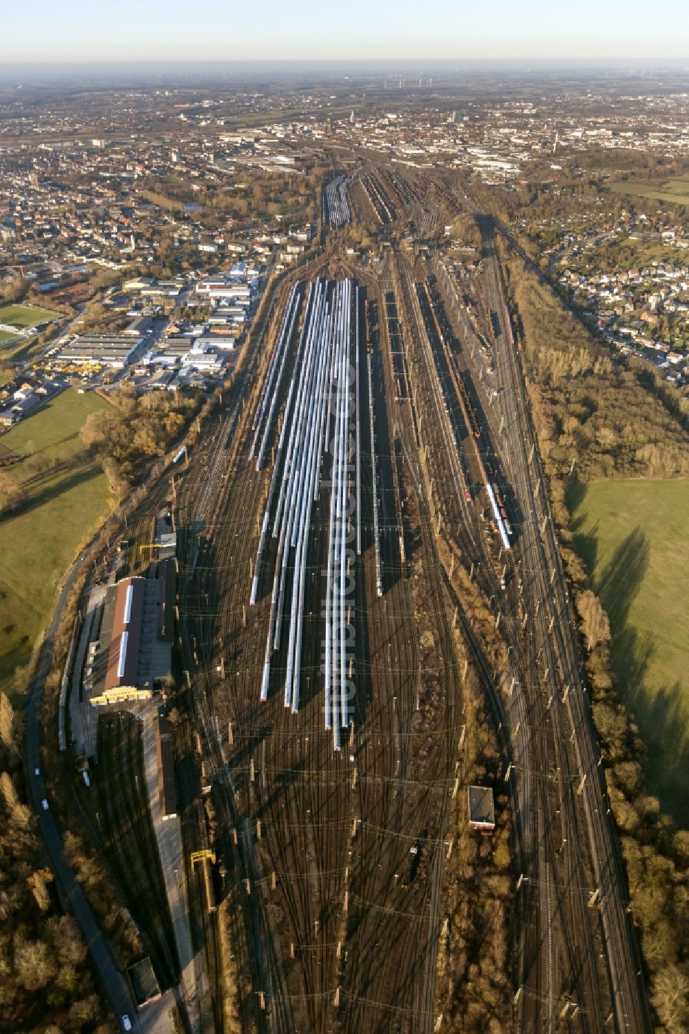 Luftaufnahme Hamm - Schienenverkehr auf dem Rangier- und Güterbahnhof in Hamm im Bundesland Nordrhein-Westfalen