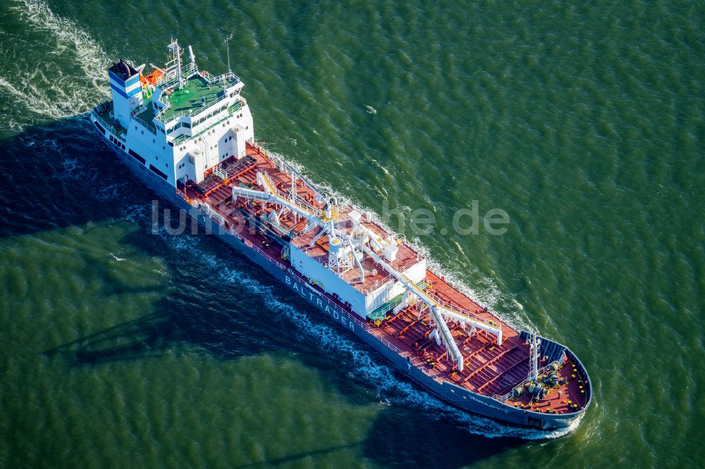 Cuxhaven von oben - Schiff - Spezialschiff in Fahrt Chemietanker Cemoclipper Baltrader in Cuxhaven auf der Elbe im Bundesland Niedersachsen, Deutschland