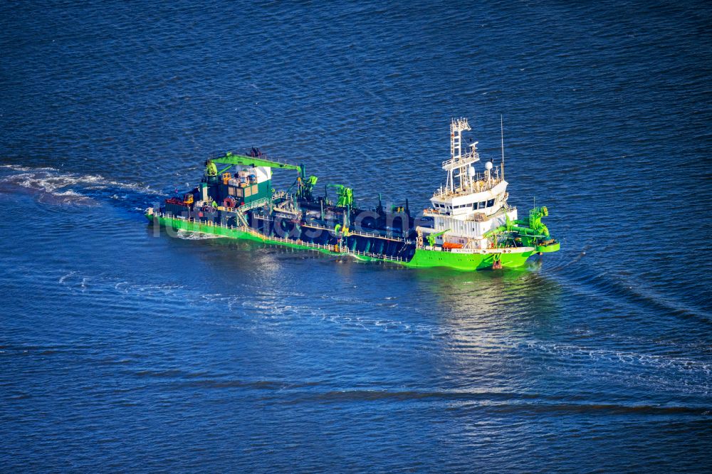 Balje von oben - Schiff - Spezialschiff in Fahrt Saugbagger Reynaert in Balje im Bundesland Niedersachsen, Deutschland