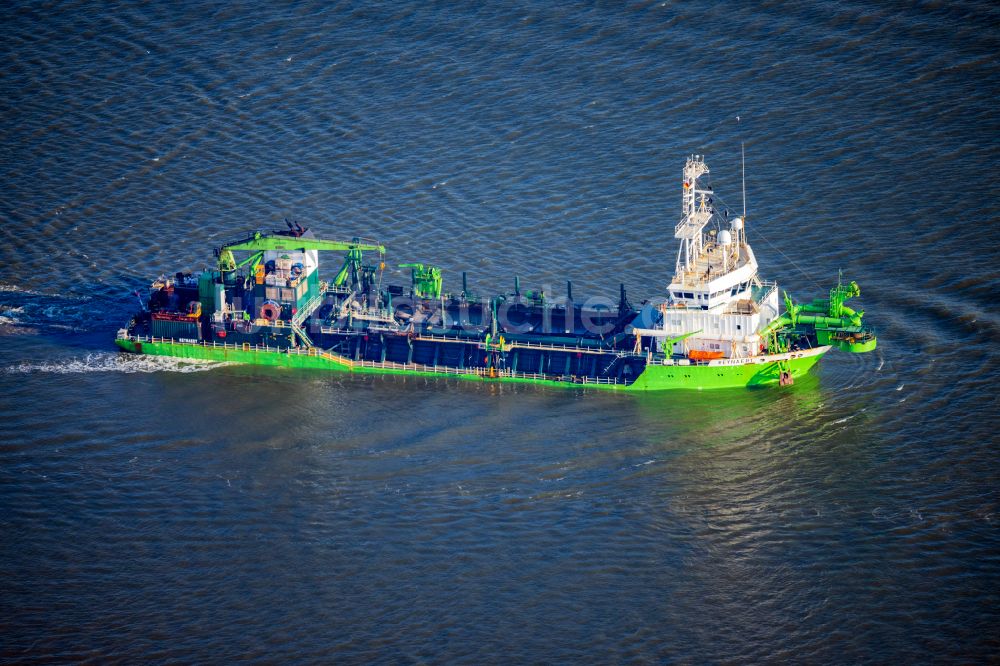 Balje aus der Vogelperspektive: Schiff - Spezialschiff in Fahrt Saugbagger Reynaert in Balje im Bundesland Niedersachsen, Deutschland